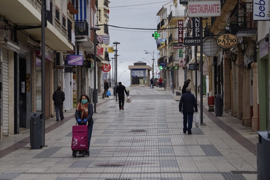 La mayoría de rondeños cumple con la medida de realizar salidas esporádicas para realizar compras y mantener la distancia de seguridad en los comercios.