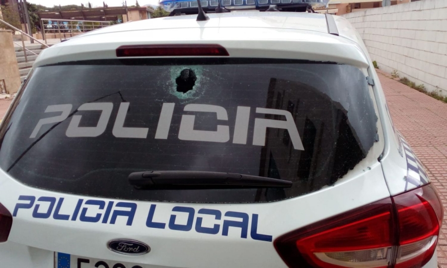 El detenido rompió la luna trasera de uno de los vehículos policiales al lanzar piedras contra él y contra los agentes.