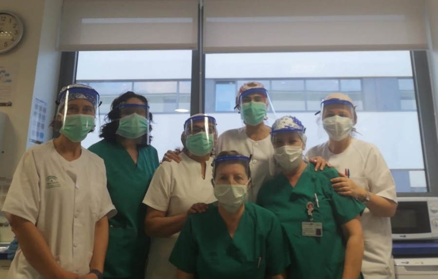 Profesionales del Hospital Comarcal lucen las viseras que ha fabricado Iker Gálvez.