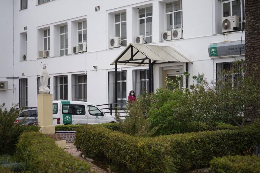 Los representantes de los sanitarios confían en que los profesionales de Atención Primaria puedan realizarse las pruebas en los centros de salud en los que trabajen.