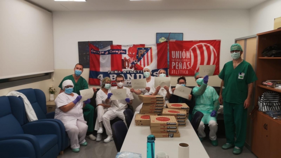 Profesionales del Área Sanitaria de la Serranía, con pizzas y banderas de los colectivos implicados en la iniciativa