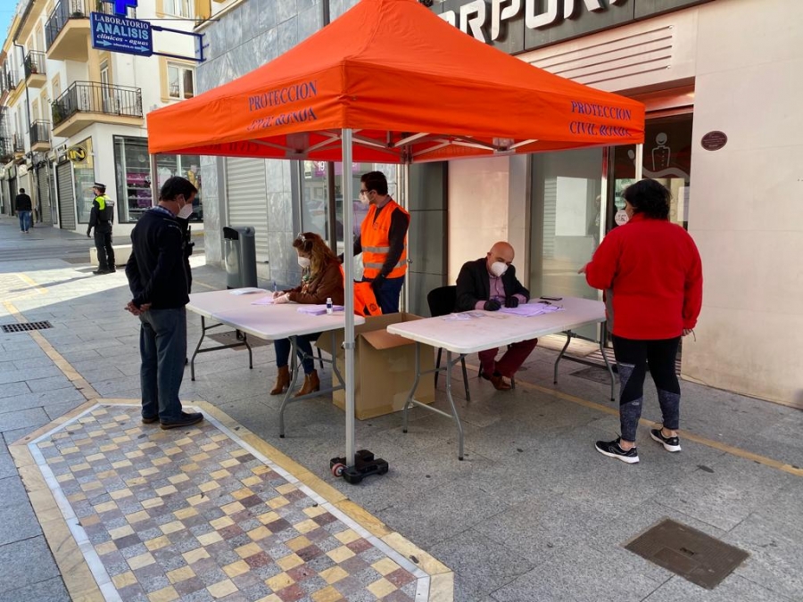 Uno de los puntos de reparto de mascarillas se ha establecido en el día de hoy entre la Calle Cruz Verde y Calle Espinel.
