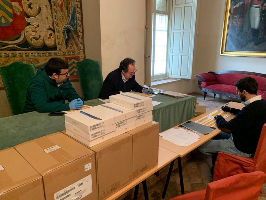 El director de la Real Maestranza de Caballería, Ignacio Herrera, junto a Alberto y Manolo Guerrero, de Canal Charry