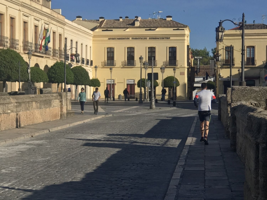 Varios rondeños han recorrido el Puente Nuevo para pasear o hacer deporte.