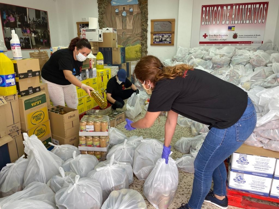 Voluntarios de la Hermandad del Santo Entierro, esta mañana en el Centro Cívico Juan Carlos I