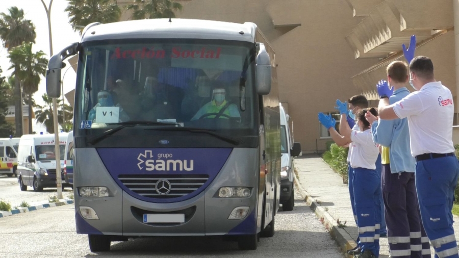 Un grupo de sanitarios despide con aplausos a los residentes en La Línea cuando emprendían su vuelta a Alcalá del Valle.