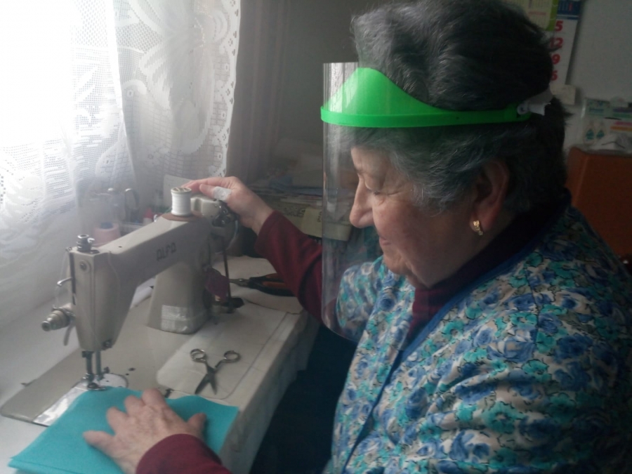 Una de las voluntarias de las asociaciones fabricando una mascarilla.