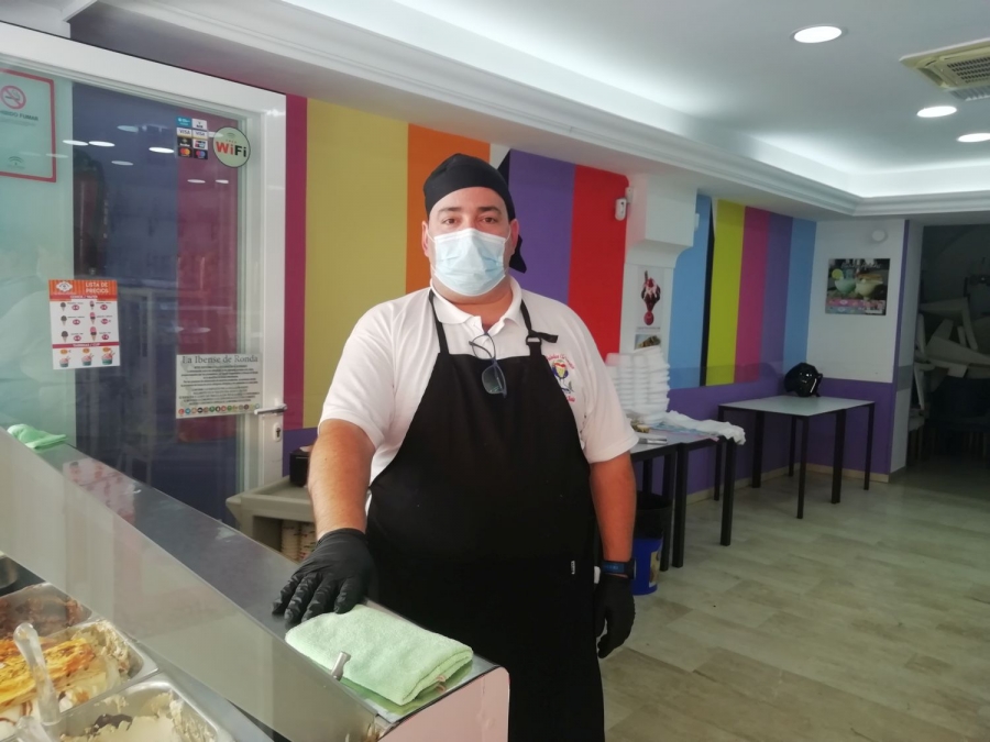 La terraza de la Ibense ha sido una de las más madrugadoras este lunes, llenándose de rondeños que han acudido para desayunar.