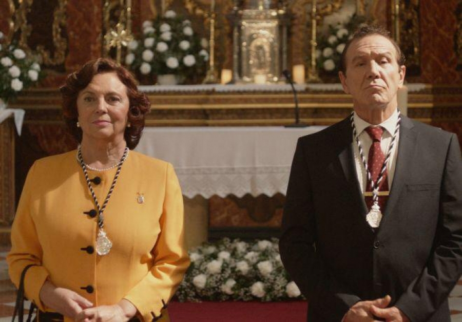 En Mi Querida Cofradía, Juan Gea interpreta a Ignacio, un hombre que se disputa el cargo como hermano mayor de su hermandad con otra vecina, Carmen, a quien interpreta Concha Muñoz.