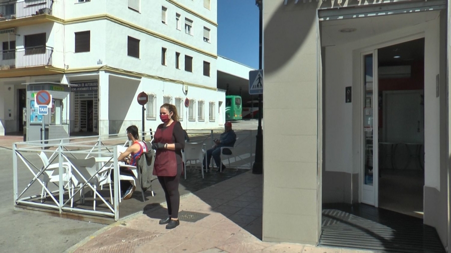 Los empleados del sector de la hostelería deben mantener una distancia de dos metros con sus clientes.