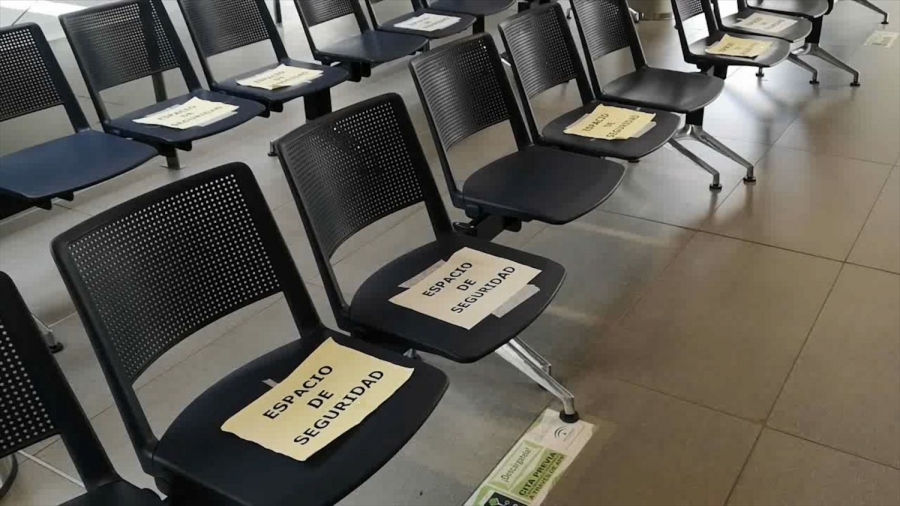El Hospital Comarcal cuenta con carteles informativos para mantener la distancia de seguridad en las salas de espera.