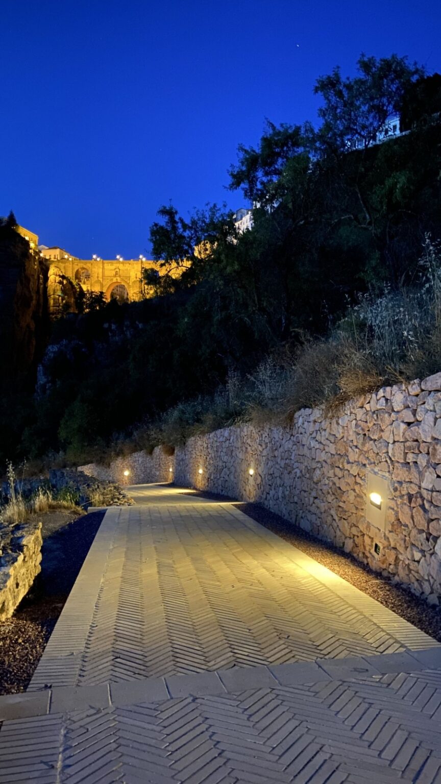 La actuación ha incorporado puntos de luz para iluminar la muralla y las puertas de Cristo y del Viento.