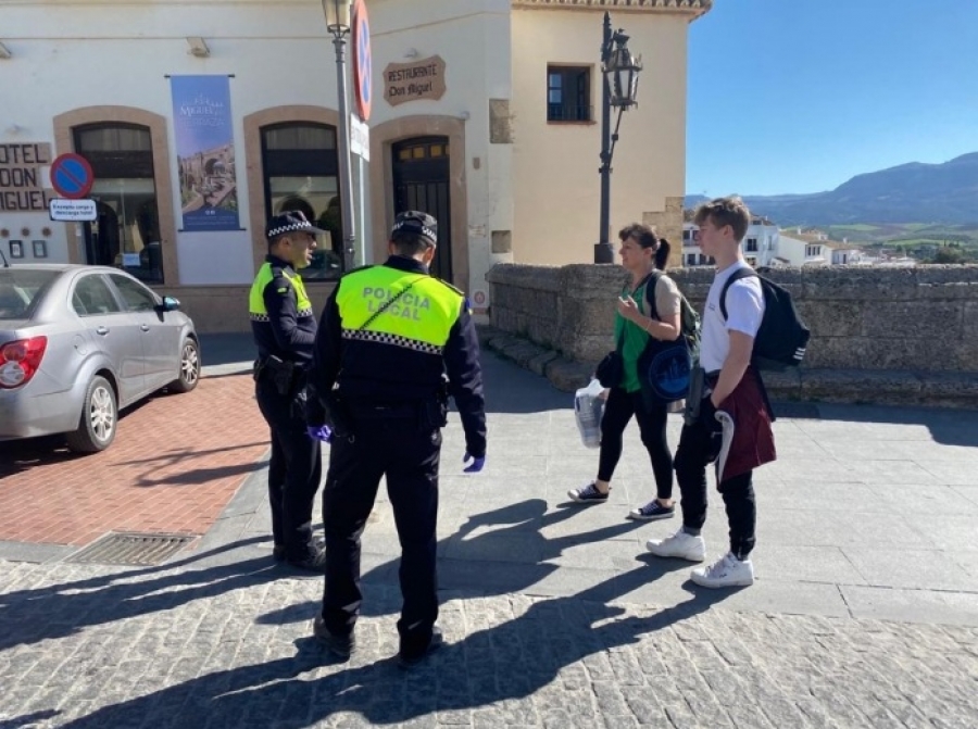Tras los primeros días de aplicación de la medida los agentes comenzarán a multar a los ciudadanos que no lleven mascarilla, al margen de la distancia que mantengan con otros individuos.