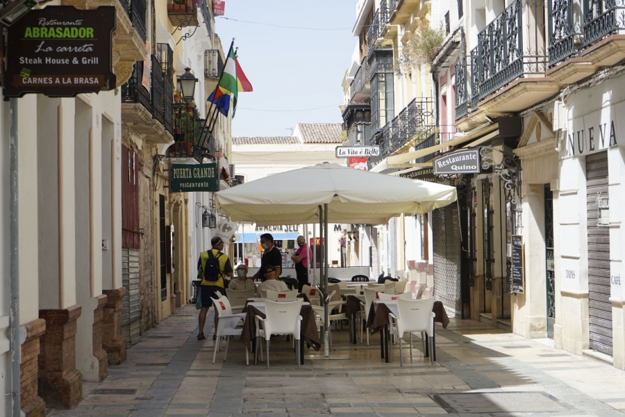 En las terrazas las mesas de los establecimientos hosteleros deben distar entre sí al menos dos metros.