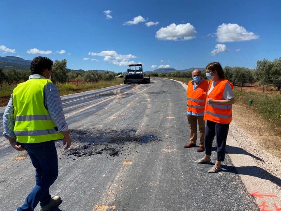 Trabajos de asfaltado en la Variante este de Arriate el pasado mayo.