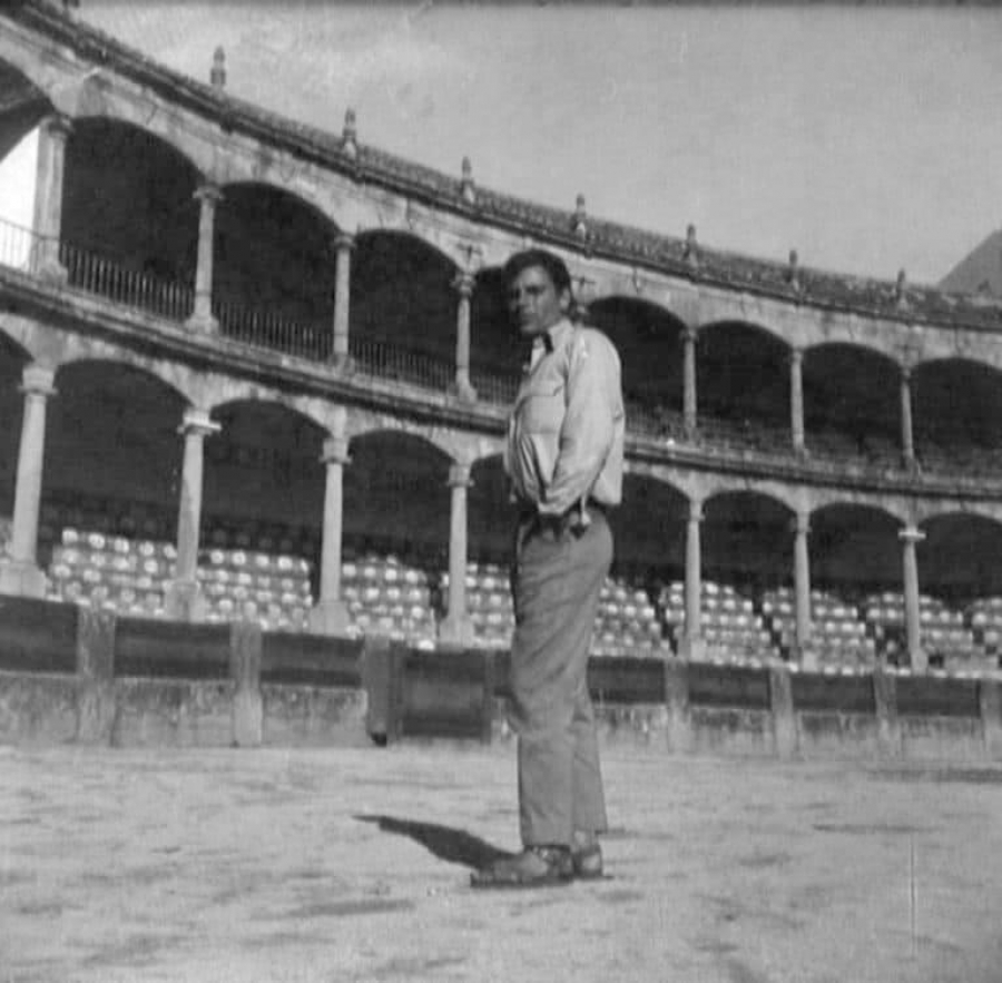 El escritor Juan Marsé, retratado en la Plaza de Toros de Ronda en 1962 por Albert Ripoll.