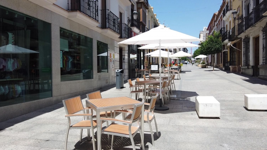 En aras de evitar nuevos contagios los establecimientos hosteleros garantizan la distancia de dos metros entre las mesas de las terrazas.