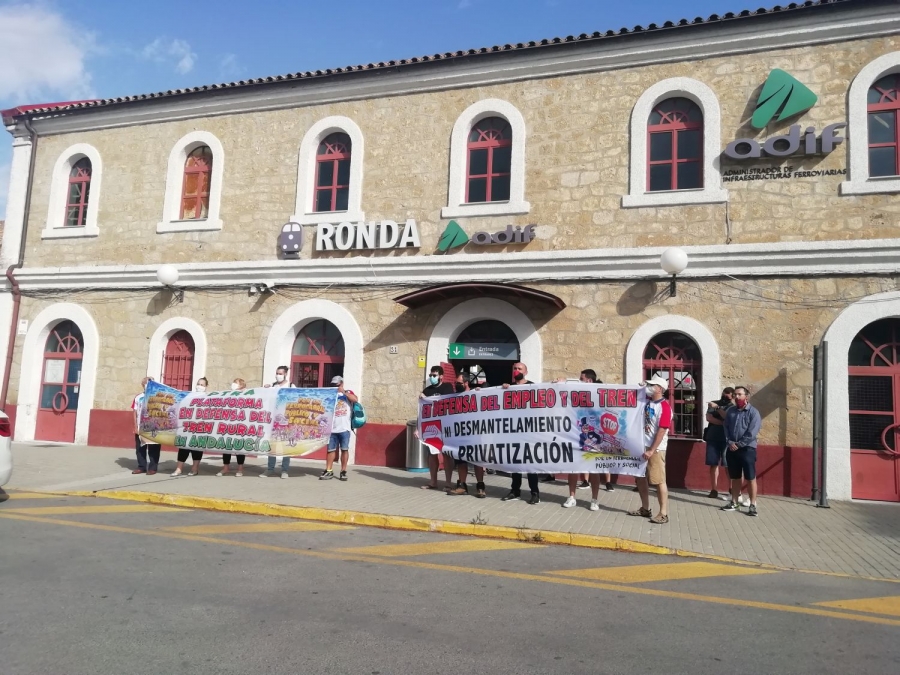 Las organizaciones convocantes exhiben pancartas reivindicativas al inicio del encierro esta mañana en la estación del tren de Ronda.