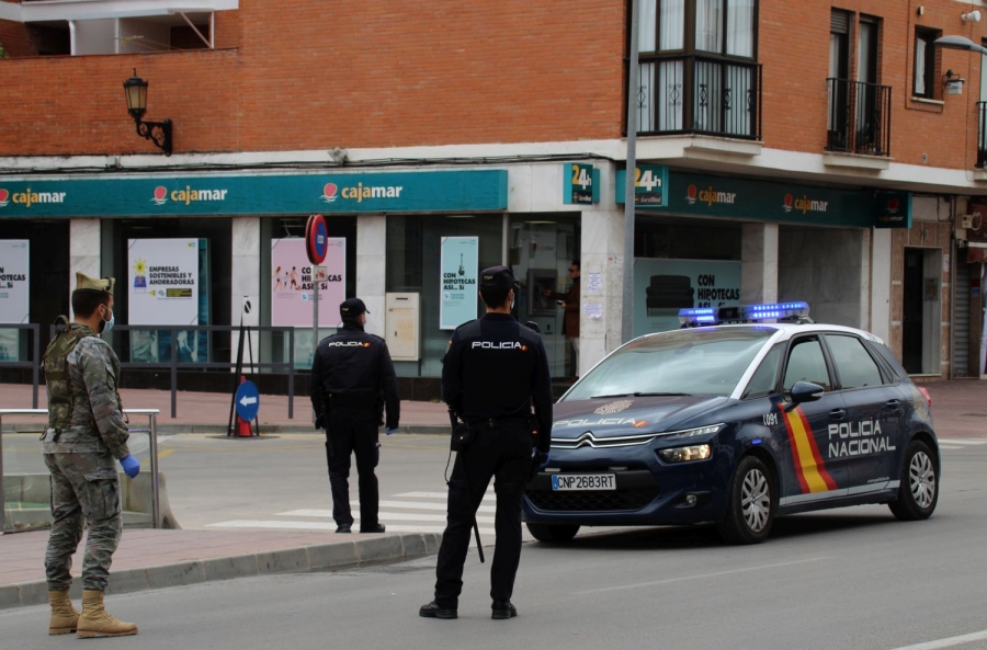 Los agentes hallaron cantidad de estupefacientes en el garaje donde el investigado fue identificado.