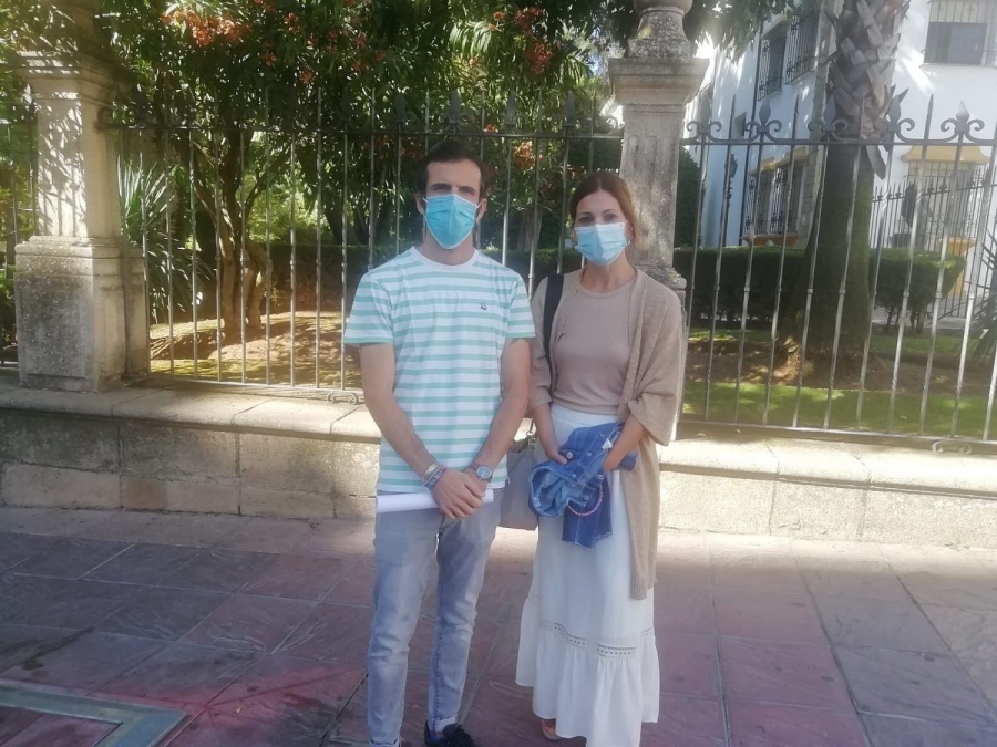 José Manuel López y María José Rojas, padres de una alumna de 1º de Primaria, reclaman que se autorice la división de cursos para el cumplimiento de ratios que estaban establecidas antes de la pandemia.
