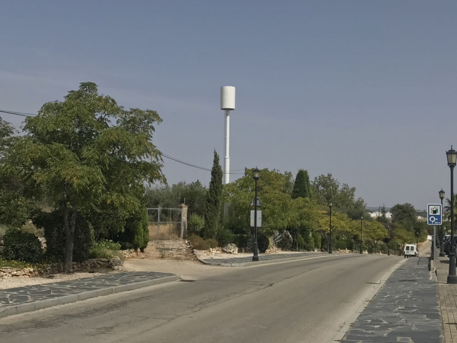 Vecinos de la zona alertaron a los responsables municipales sobre la presencia de la antena, de grandes dimensiones y que afecta, además, al impacto visual de un área que podría declararse como BIC.