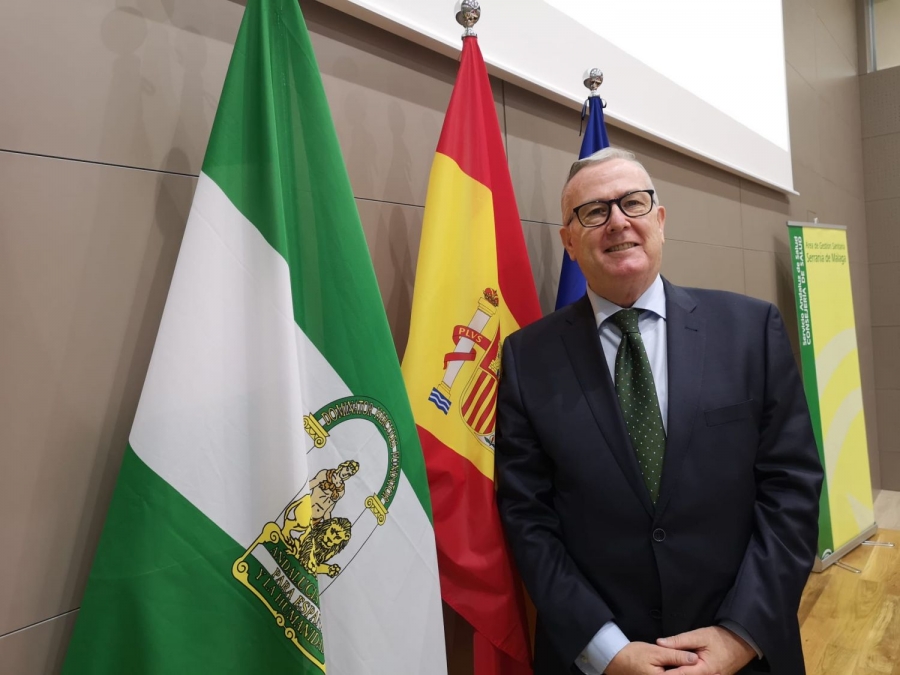 Vadillo es Licenciado en Medicina y Cirugía por la Universidad de Zaragoza, especialista en Neurología y doctor en Medicina y Cirugía por la Universidad de Santiago de Compostela.