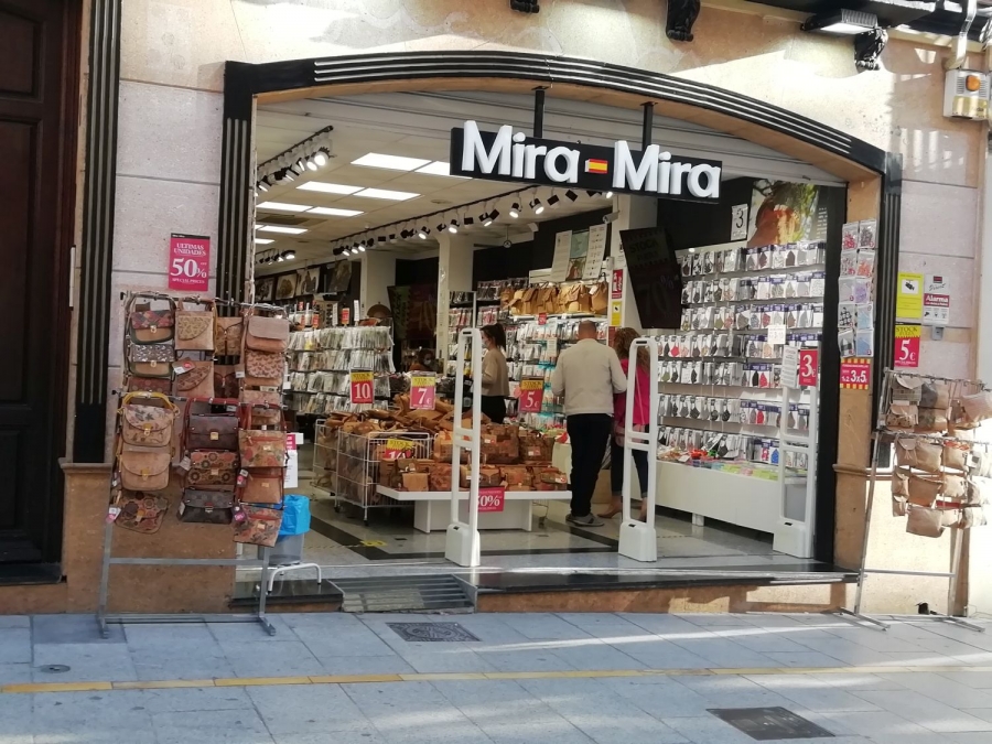 Los nuevos establecimientos de souvenirs se ubican en locales de grandes dimensiones, en calles céntricas, y centran su oferta en los productos derivados del corcho y las mascarillas.