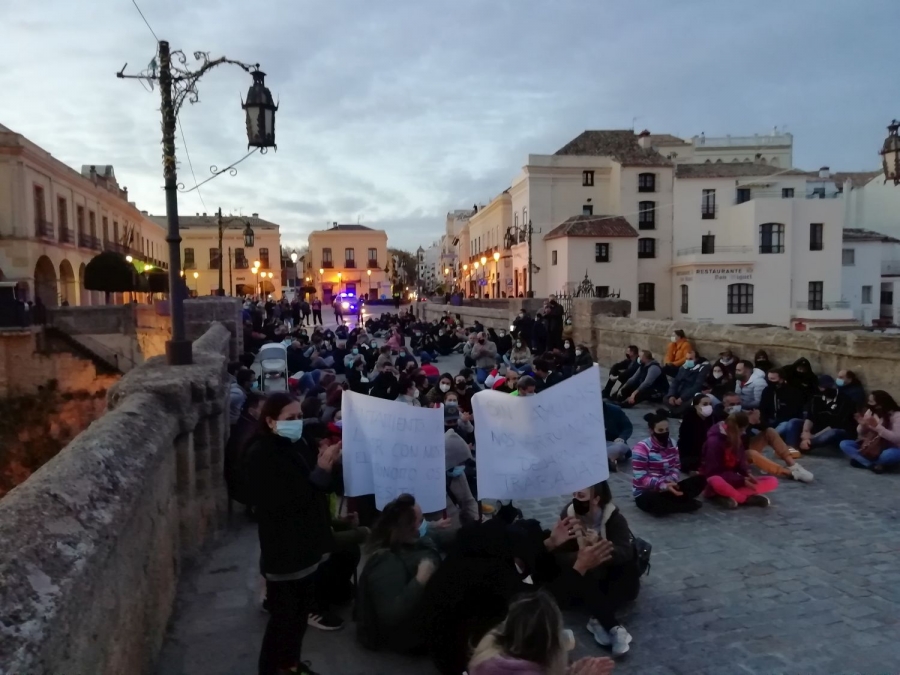Los manifestantes han bloqueado el paso en el Puente Nuevo para visibilizar su malestar.