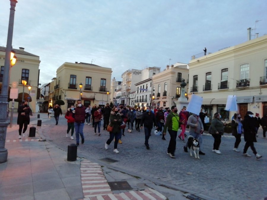 Este jueves más de un centenar de empresarios, autónomos y comerciantes salieron a la calle para reclamar ayudas por parte de la administración.