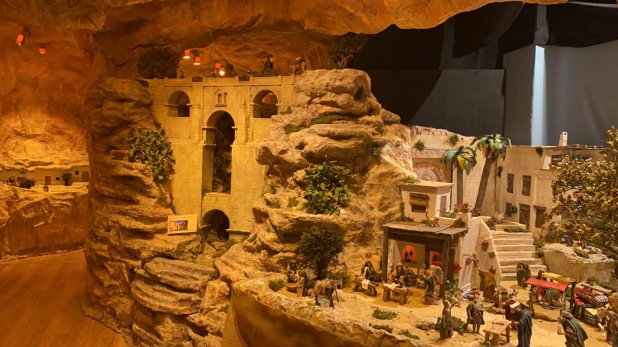 Cada año la artesana belenista recrea diversos monumentos que atraen a numerosos visitantes al municipio cada Navidad.