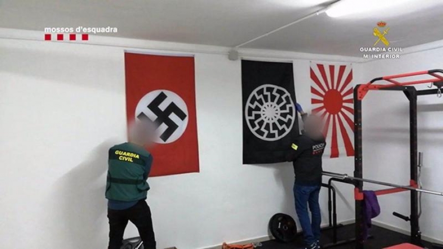 Con sus perfiles, los detenidos se dedicaban a difundir mensajes de contenido racista contra otros colectivos por razón de su raza, origen, creencias, manifestaciones políticas, sexo u orientación sexual.