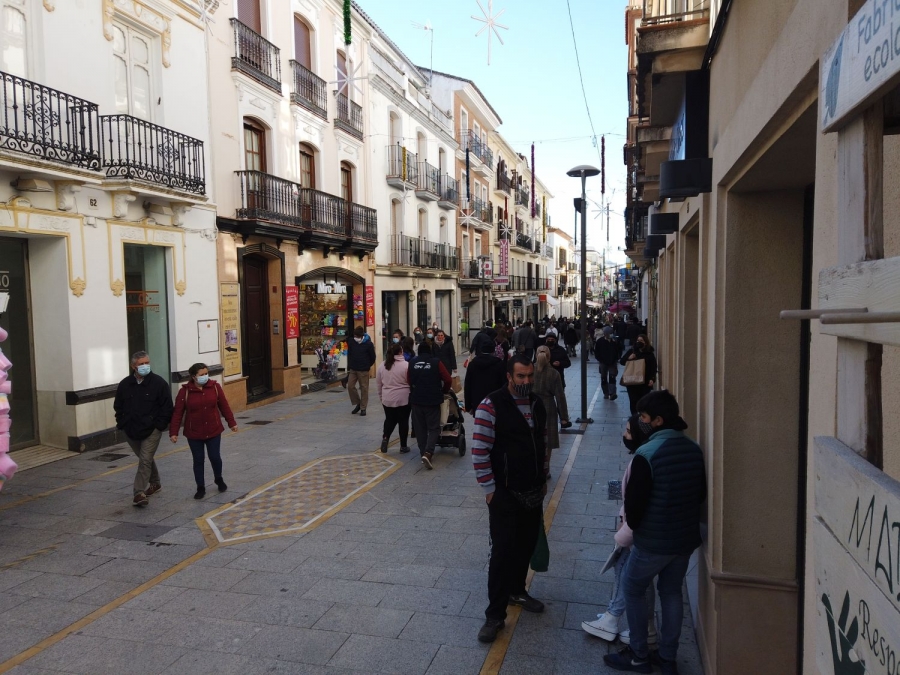 Este lunes decenas de docentes se han sometido a pruebas diagnósticas del COVID-19 antes de su regreso a las aulas.