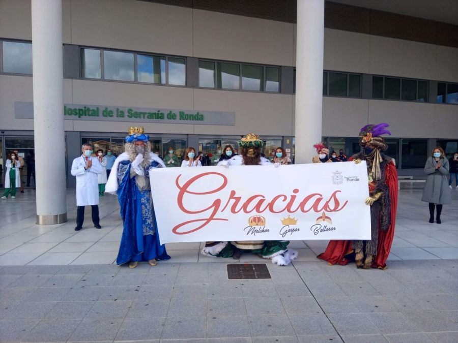 El homenaje al personal sanitario por su papel durante la crisis sanitaria ha contado con representación de varios cuerpos de seguridad.