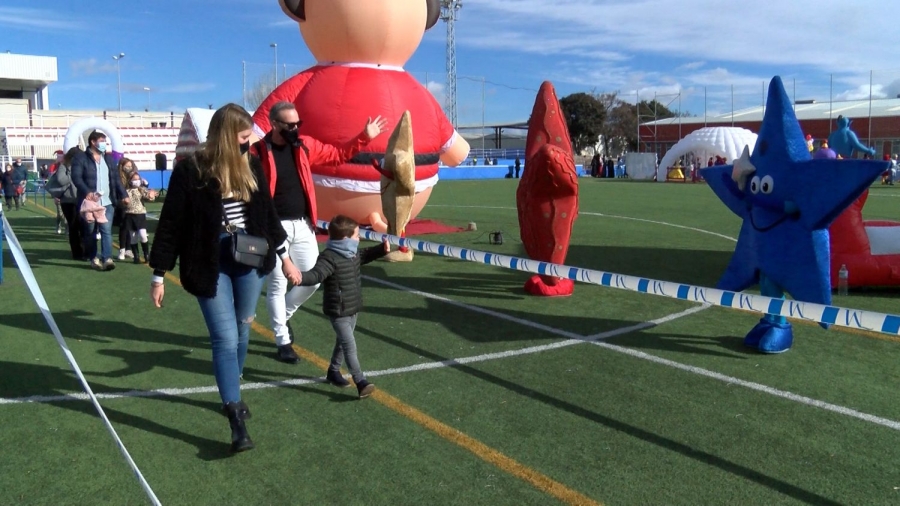A la entrada del polideportivo los más pequeños han podido disfrutar de animaciones e hinchables.