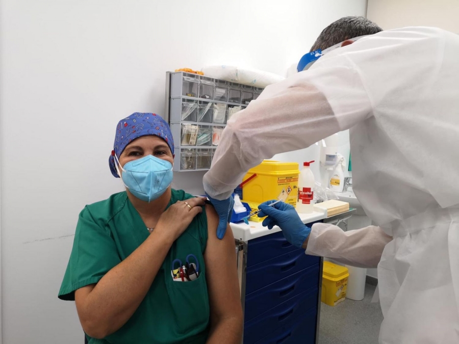 Una sanitaria se vacuna contra el COVID-19 en el Hospital de Ronda.