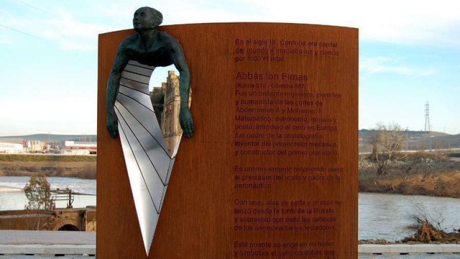 Monumento en Córdoba al sabio rondeño-andalusí.