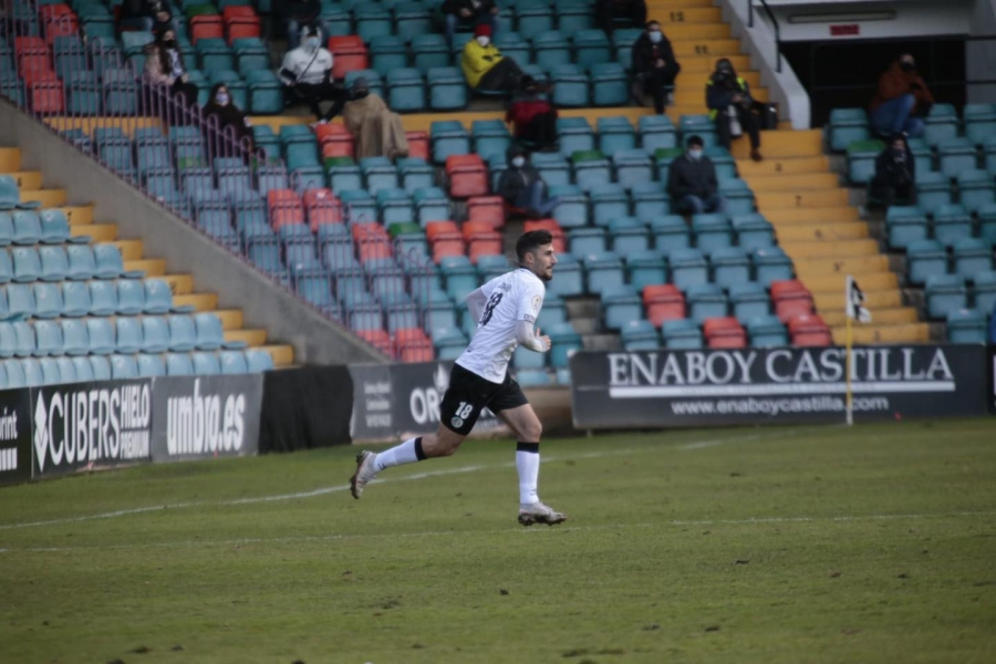 El jugador serrano, saltando al césped de El Helmántico tras sustituir a su compañero Ernest