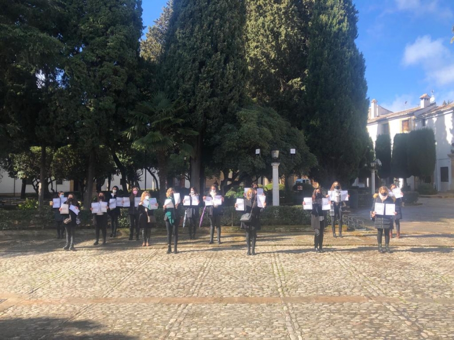 Las trabajadoras afectadas exhiben carteles que rezan "Estética Esencial" y "Queremos trabajar".