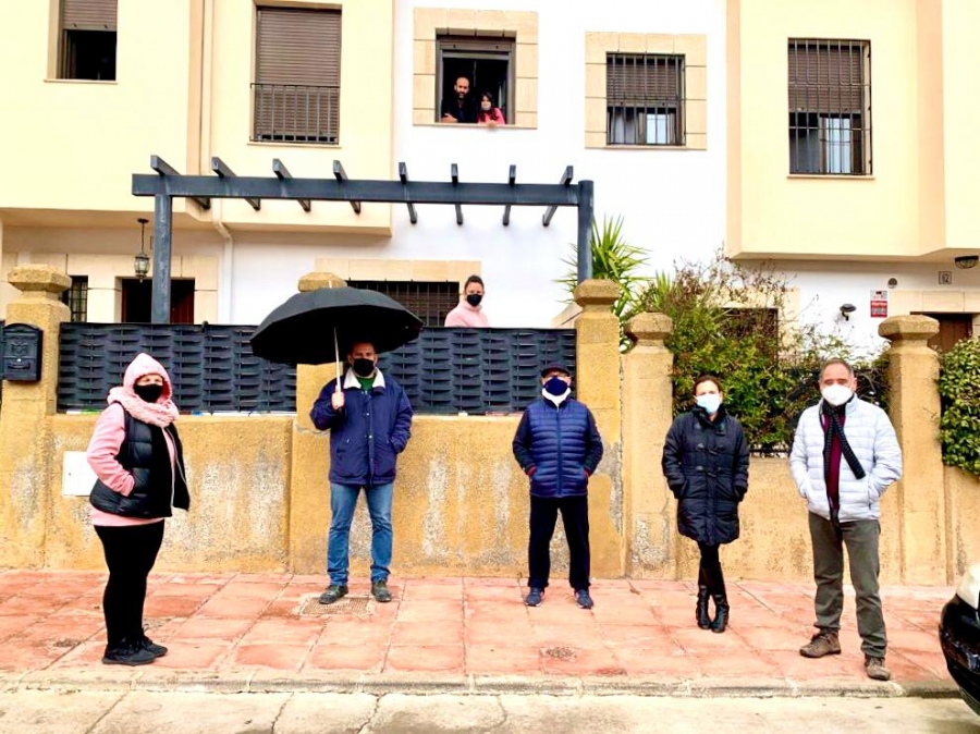 Los vecinos de la calle Santiago Apóstol han mostrado su unión para impulsar esta acción solidaria.