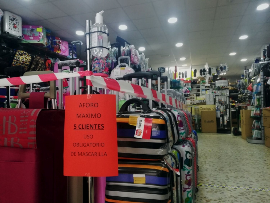 Tony Zapatero mantiene precintadas todas sus estanterías a pesar de que sí ha podido abrir sus pertas para ofrecer el servicio de reparación de calzado