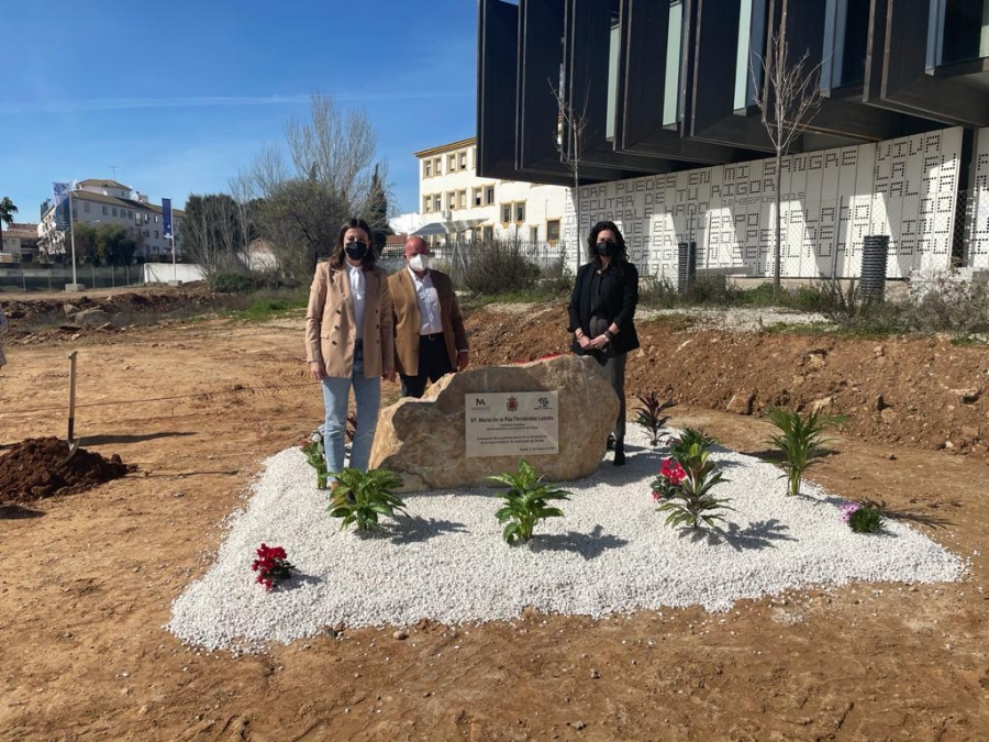 Fernández y los responsables de las empresas constructoras han descubierto una placa conmemorativa.