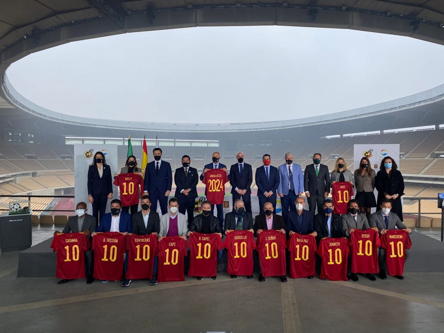 Auxi Jiménez, tercera por la derecha en la fila superior, ha sido una de las dos únicas jugadoras homenajeadas en el acto