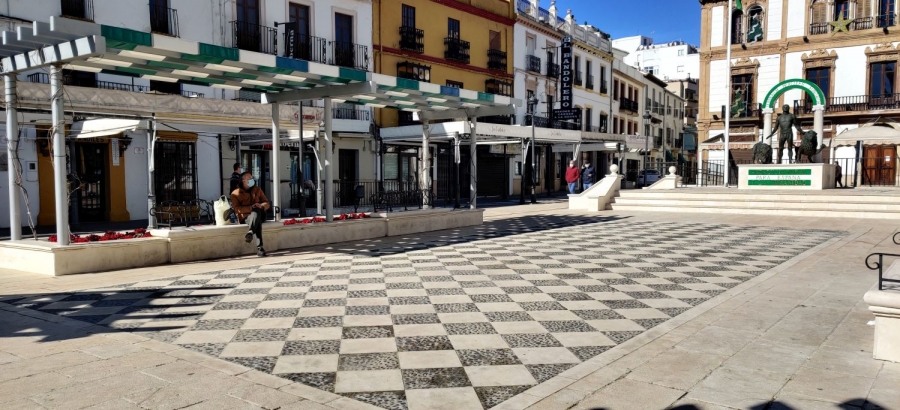 Imagen de la plaza del Socorro con la mayoría de comercios cerrados