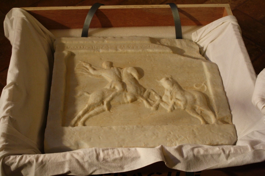 Se trata de un bajo relieve sobre piedra de estilo helenístico que representa al jinete Hippalkmos armado de una lanza en el momento de enfrentarse a un toro, cuya reproducción ha sido adquirida por la Real Maestranza de Caballería de Ronda