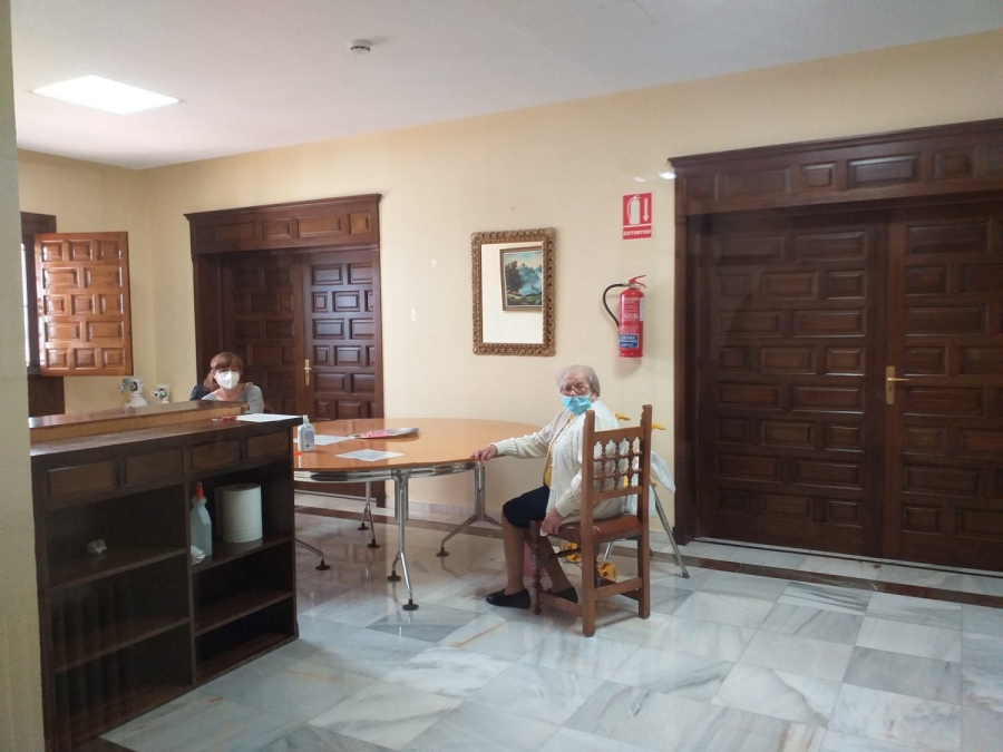 Desde el pasado sábado familiares y allegados pueden visitar a los usuarios a la residencia con cita previa.