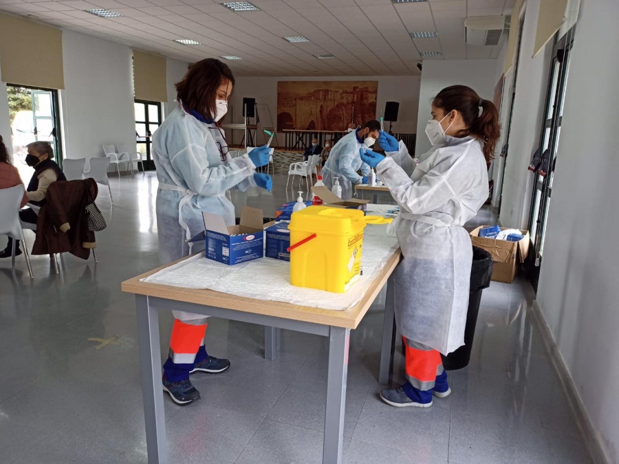 Los expertos estudian por el momento si los pacientes vacunados tienen la capacidad de transmitir el virus si se contagian.