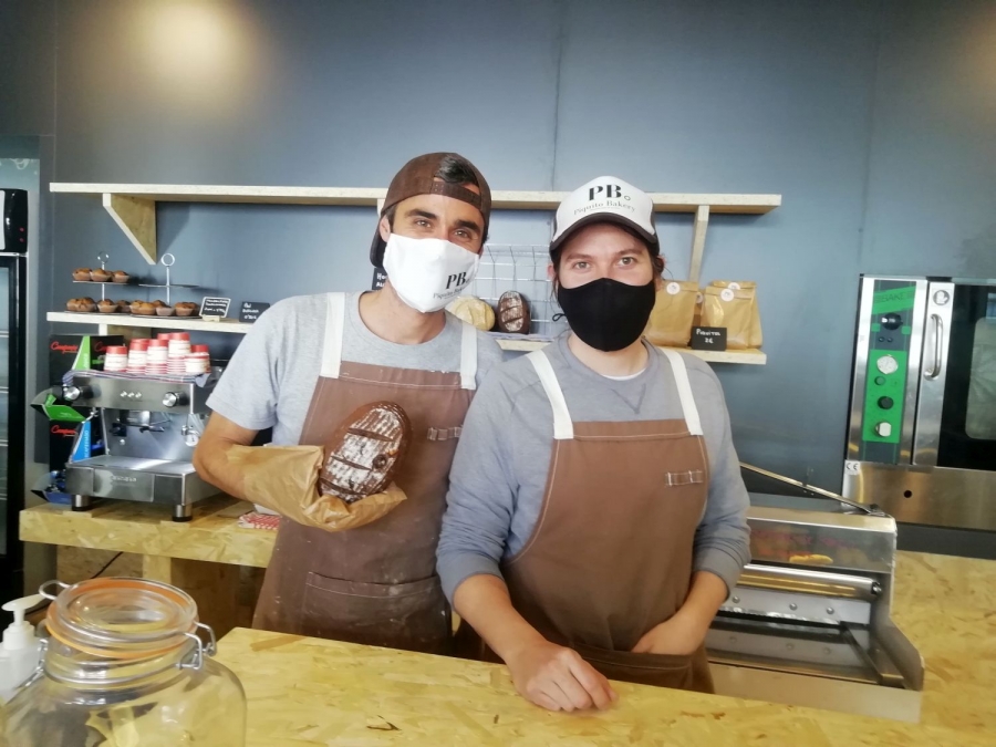 Juan Antonio y Javier se muestran satisfechos de la buena acogida que está teniendo la apertura de su panadería sin gluten.