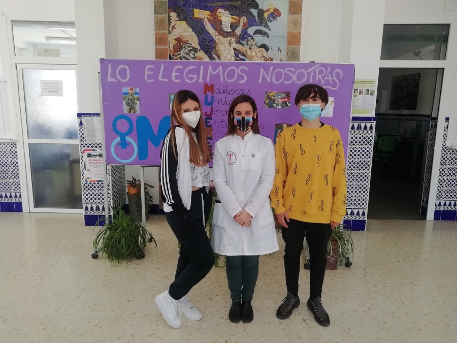 En el centro de la imagen la profesora Patricia Gavilán, impulsora del proyecto, junto a los alumnos Sofía Moreno y Miguel Del Valle de 3º de ESO.