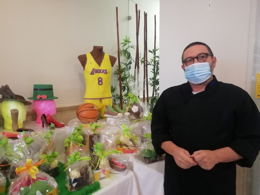 Verdú ha tardado varias horas en culminar la figura del torso de Bryant, elaborada con 25 kilos de chocolate.