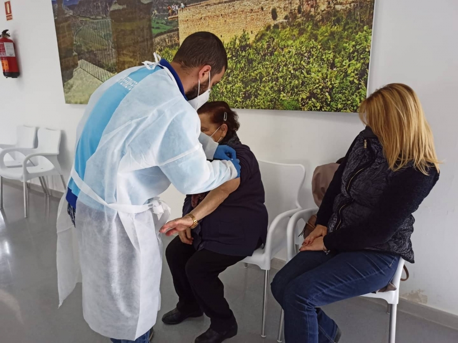 Mañana miércoles se reanudará la vacunación con dosis de AstraZeneca a pacientes de hasta 65 años.